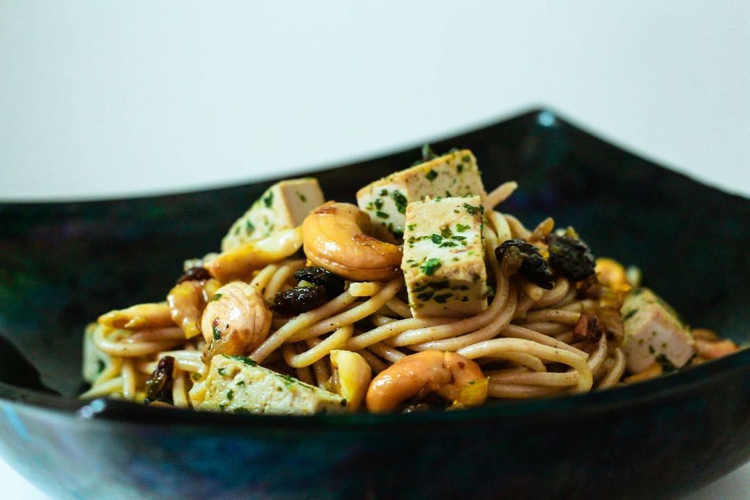 Um restaurante para comer em casa. As modernices do InKitchen-Veggie num mercado tradicional