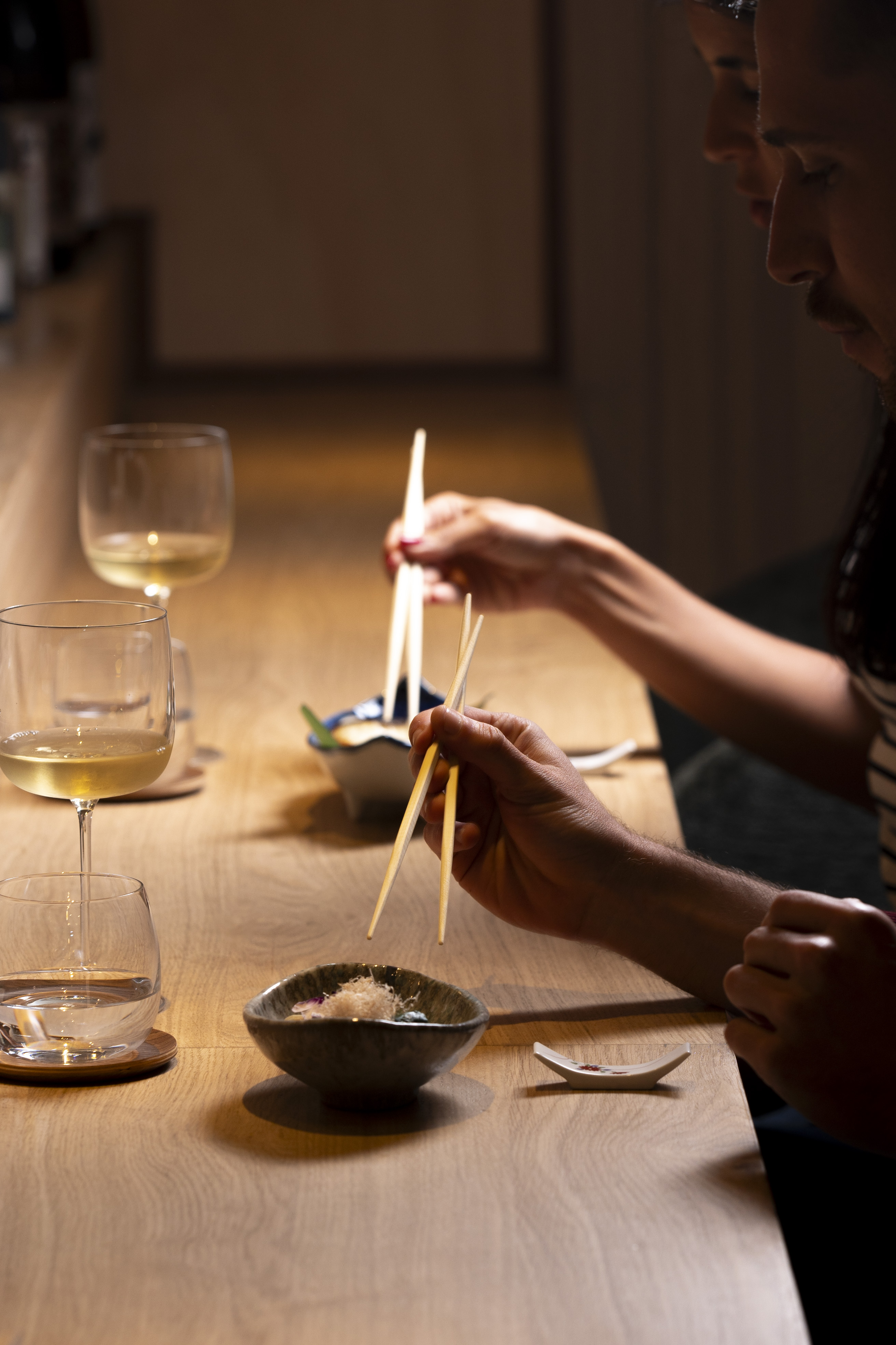 Mitsu. Este restaurante leva à risca a tradição omakase e só senta 14 pessoas (e tem nigiris do paraíso)