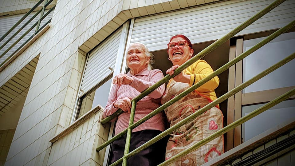 Glória fez 100 anos à janela — e até os bombeiros lhe foram dar os parabéns