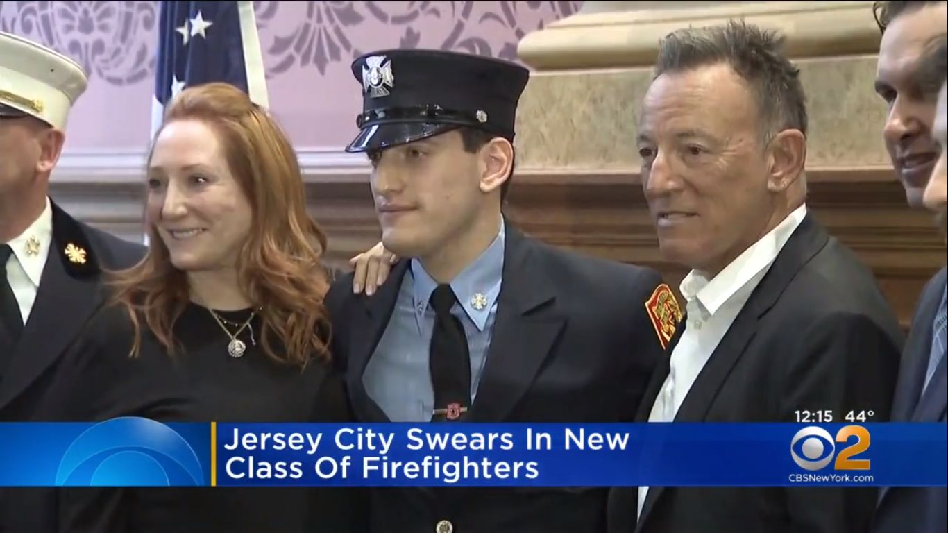 Filho de Bruce Springsteen torna-se bombeiro — e os pais estiveram na cerimónia