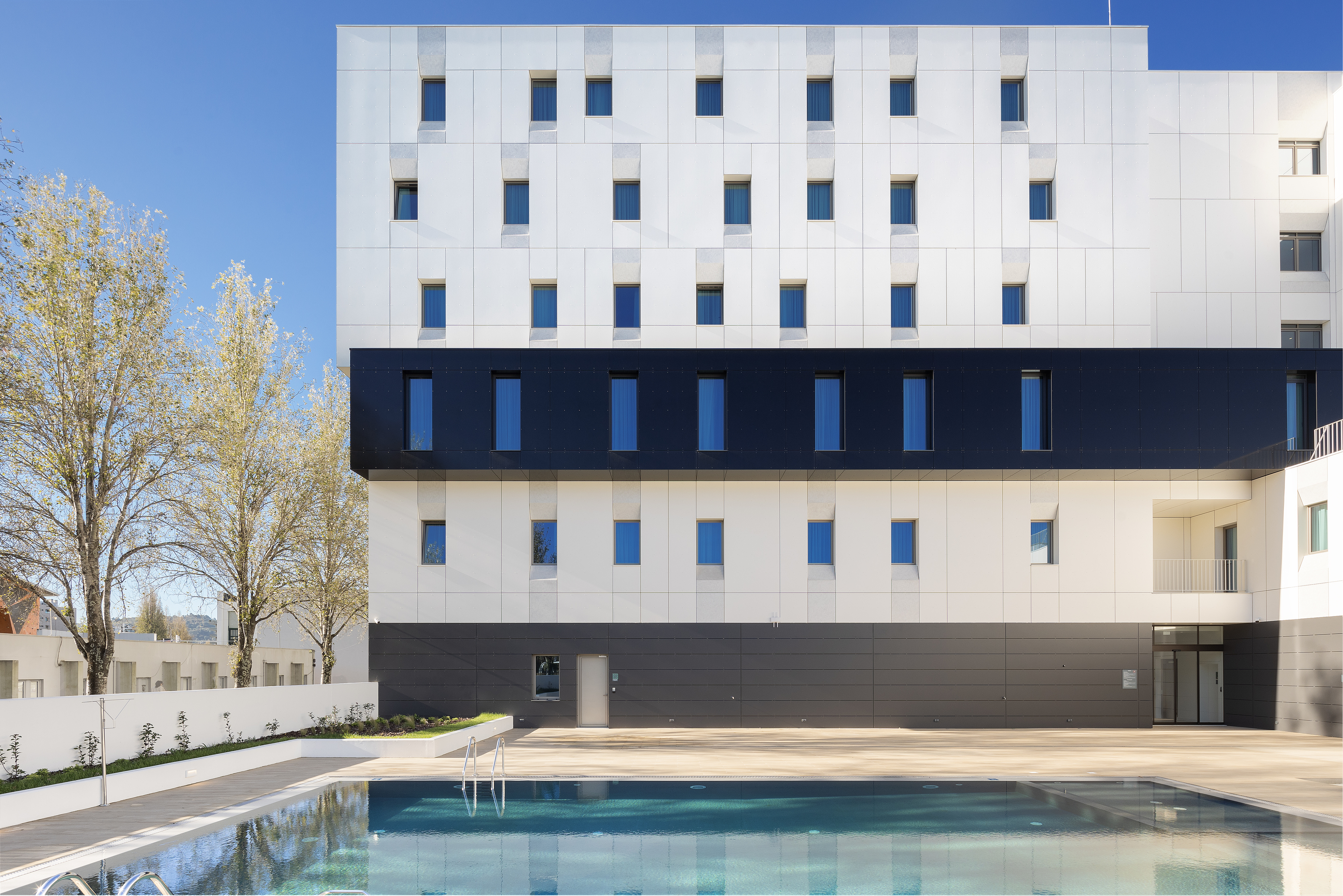 Há um novo hotel em Braga com piscina onde as crianças não pagam estadia nem alimentação