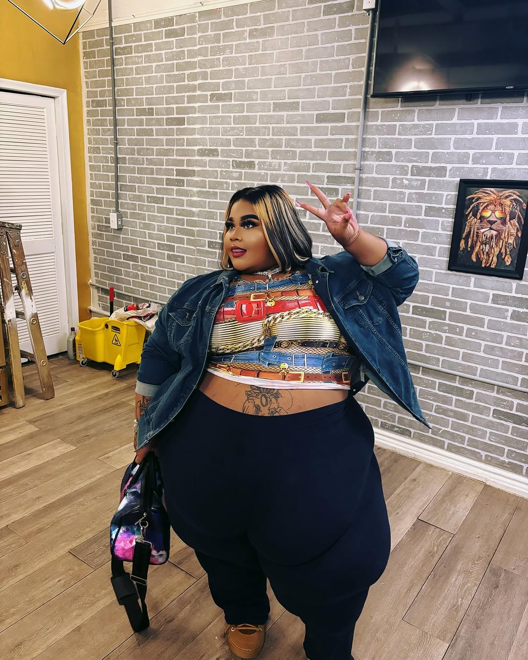Rapper plus size processa empresa de TVDE. Motorista recusa viagem por não ter “espaço no carro”
