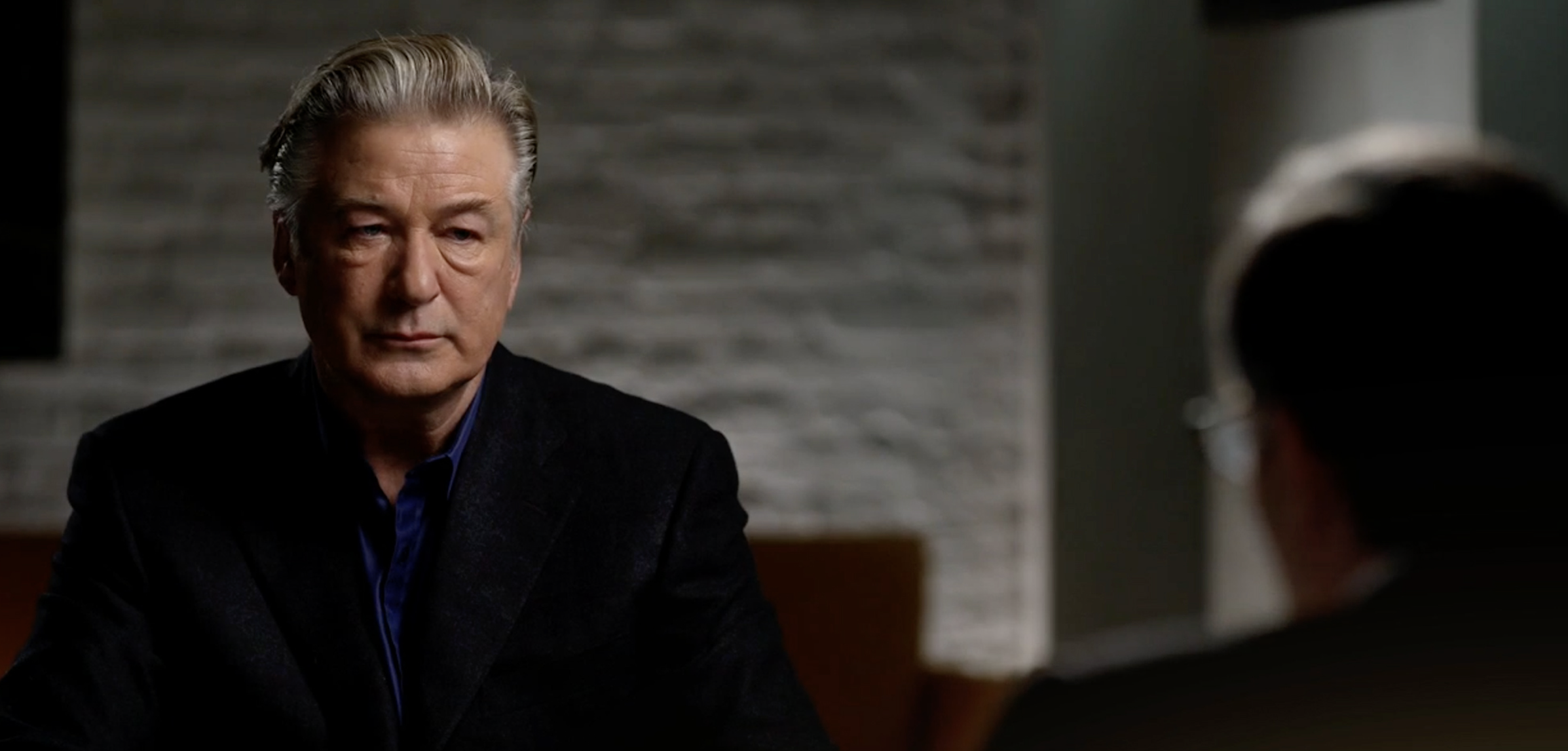 Baldwin nega disparo que matou Hutchins mas diz que acidente pode ser o fim da sua carreira