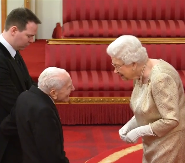 Rainha Isabel II usa luvas para se proteger do coronavírus