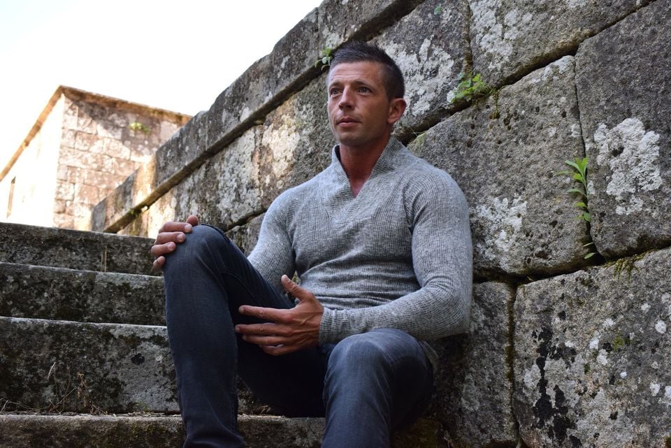 “Padre Sexy”. “Não nos devemos esconder no armário nem viver aquilo que os outros querem”