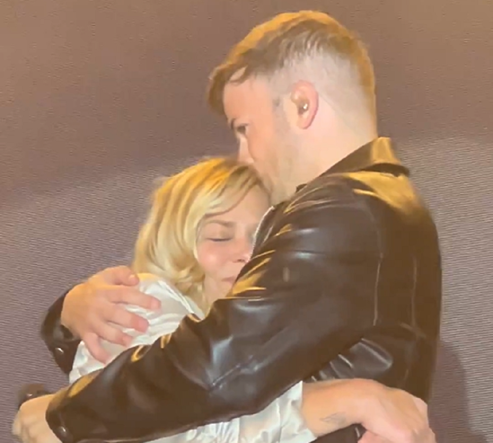 David Carreira chama mãe a palco e faz-lhe dedicatória emocionante (VÍDEO)