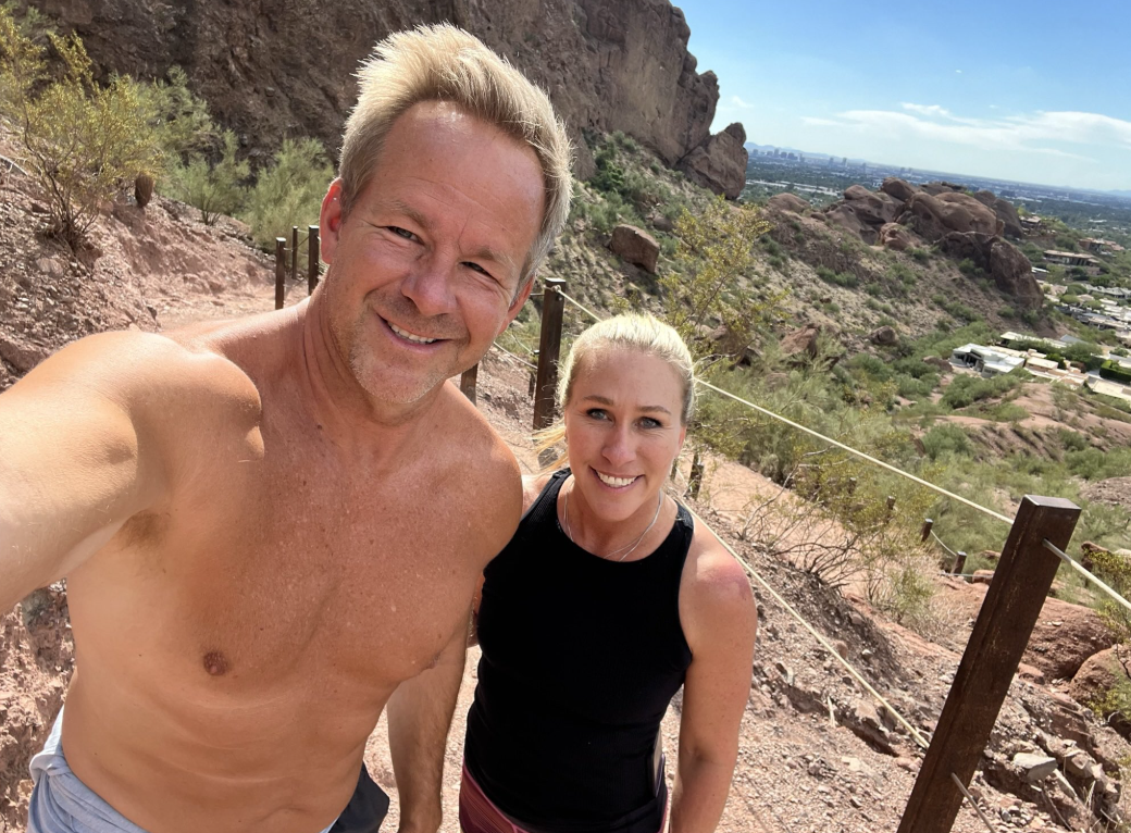 Quem é o “jornalista” fantoche de Trump que perguntou a Zelensky porque é que ele não estava a usar um fato