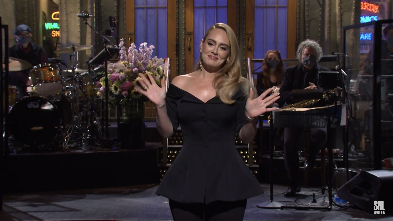 Adele brinca com perda de peso e azar ao amor na sua estreia como atriz