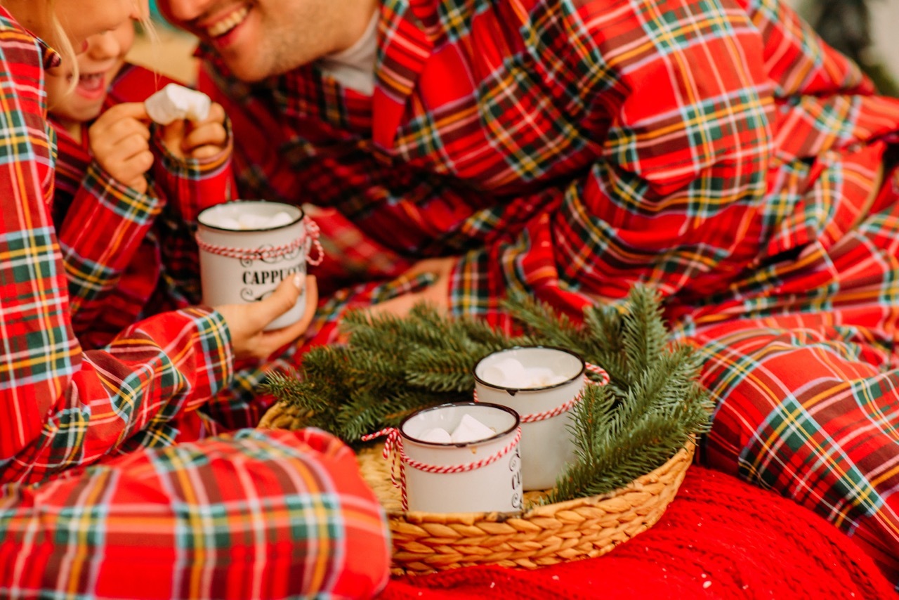 Entre no espírito de Natal com estes pijamas temáticos para toda a família. Há opções a partir dos 8€