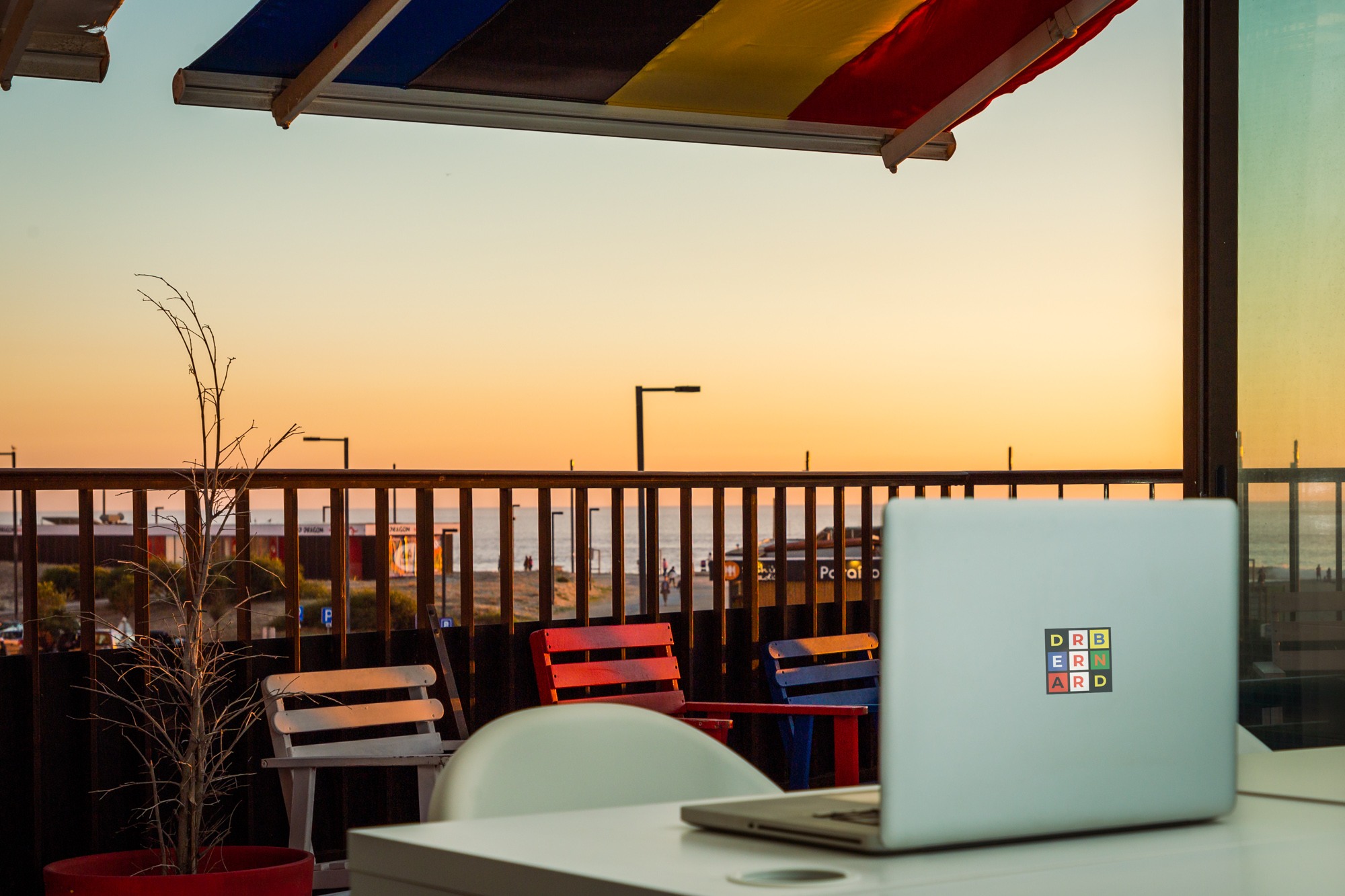 Trabalhar com vista para o mar a partir de 10 euros por dia? Sim, é mesmo verdade