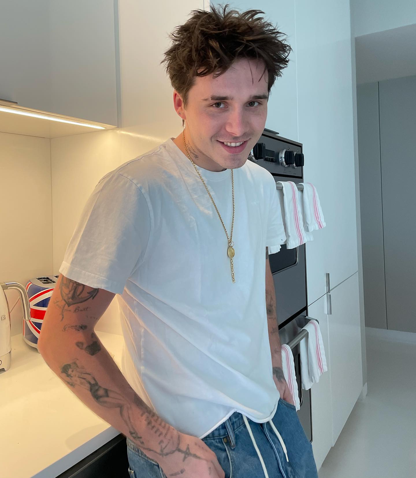 Brooklyn Beckham envolvido em nova polémica. Desta vez por fritar frango com óleo que custa 18 euros