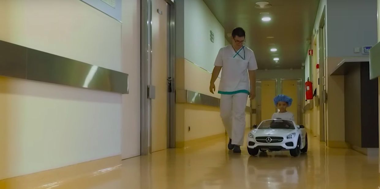 Crianças que vão ser operadas no Hospital da Luz deslocam-se até ao bloco operatório assim