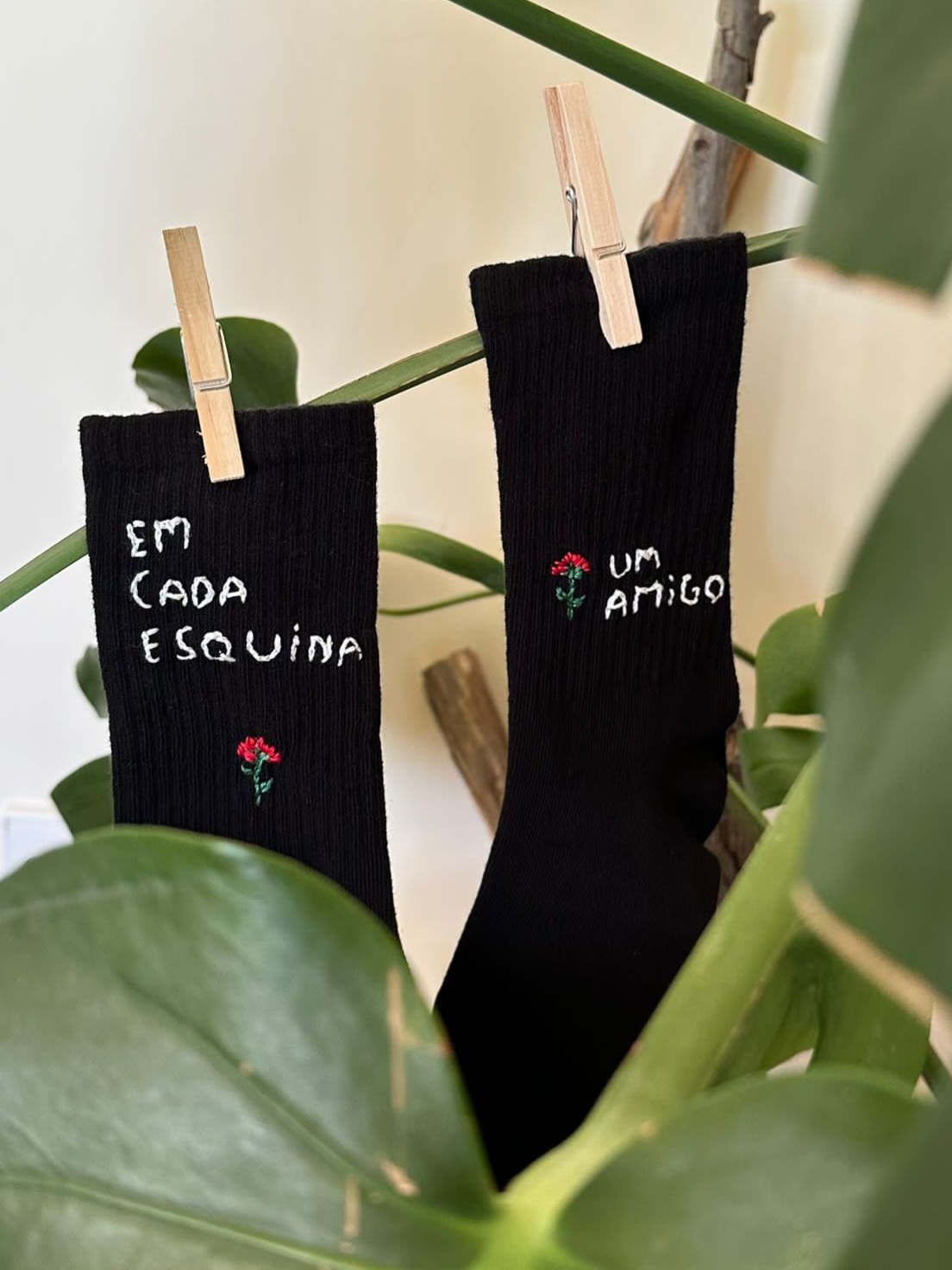 Conheça a Pópria, a nova marca de meias bordadas à mão em prol da liberdade