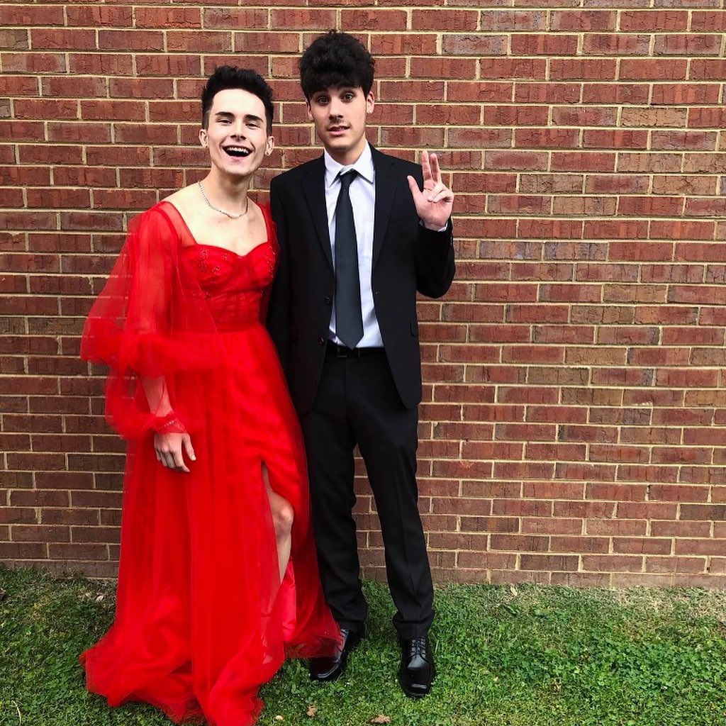 CEO fez bullying a rapaz que usou vestido no baile de finalistas. Resultado? Foi despedido