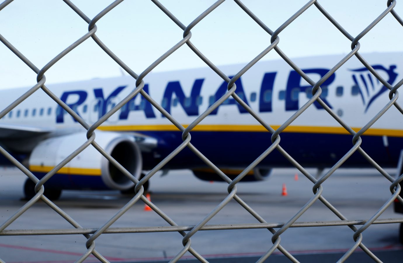 Ryanair goza com avião que aterrou no sítio errado — e a internet não perdoa