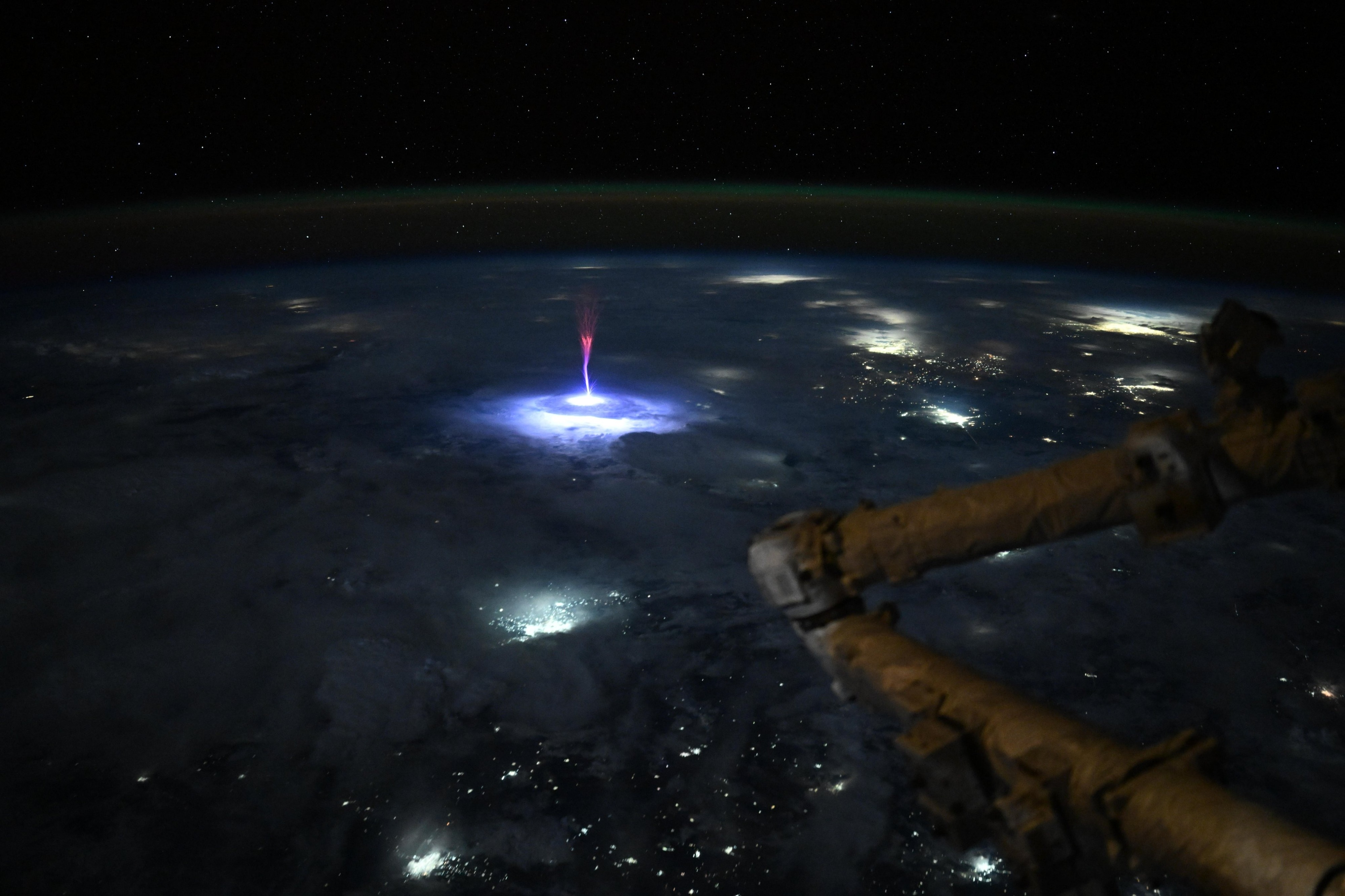 Astronauta capta imagem impressionante de jato gigante sobre os EUA