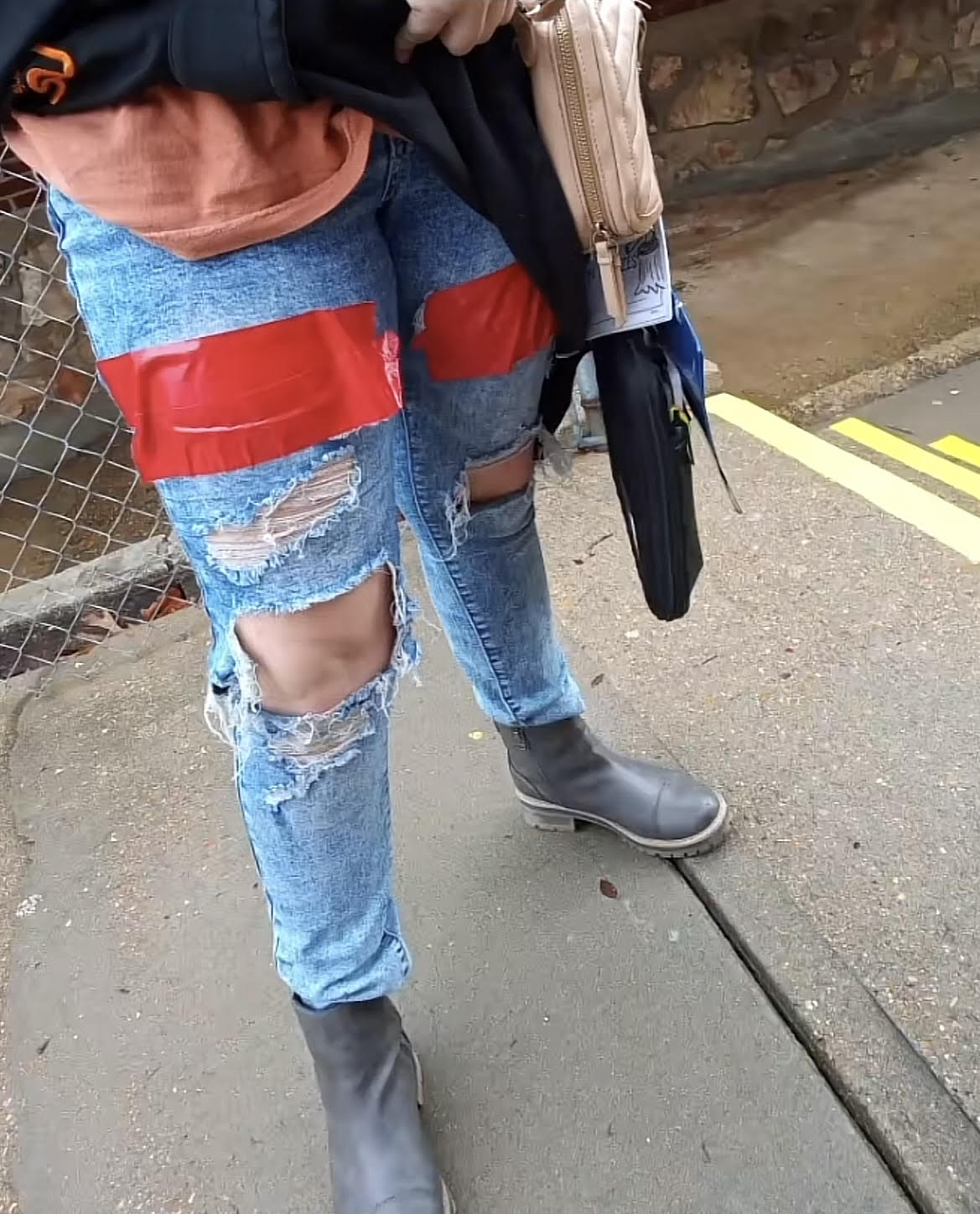 Escola põe fita adesiva nas coxas de aluna para tapar rasgões das calças. Veja o vídeo indignado da mãe, que ficou viral