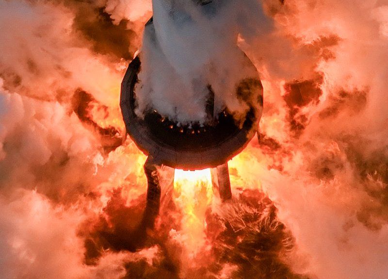 SpaceX disparou os motores do foguetão mais poderoso do mundo e há vídeo e fotos