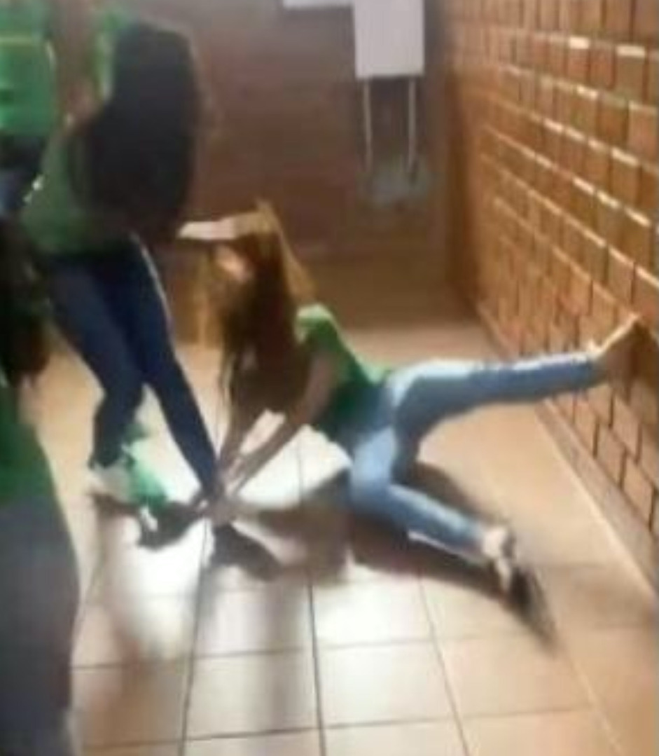 Mulher envolve-se à pancada com miúda de 16 anos que bateu na sua filha por causa de um rapaz. Veja o vídeo