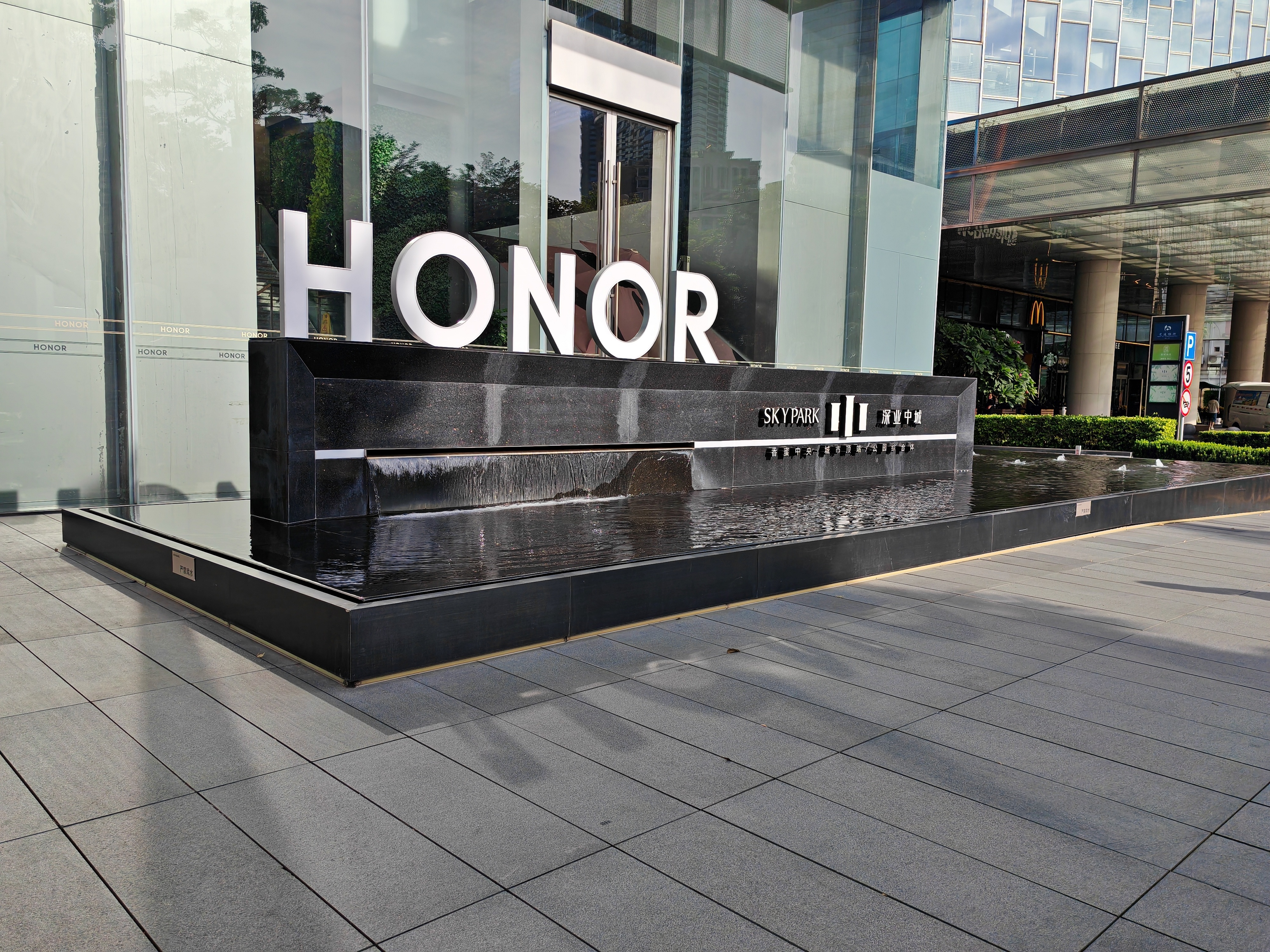 Honor entra na indústria dos robots humanoides e tem 10 mil milhões de dólares para investir em IA