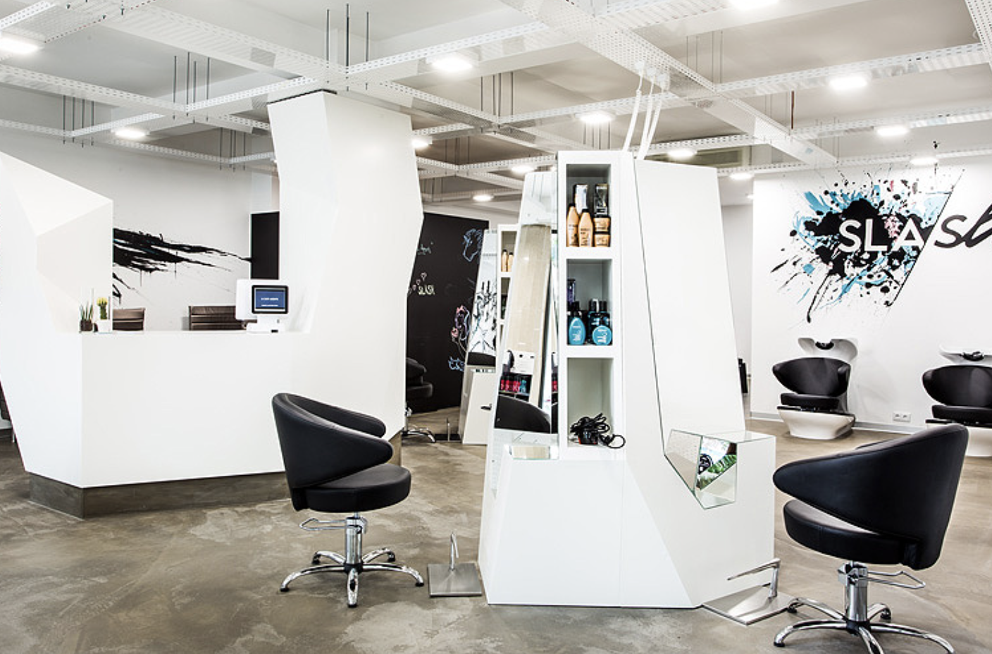 SLASH. Neste salão lisboeta, vale tudo pela saúde mental (até cortar o cabelo sem um espelho à frente)
