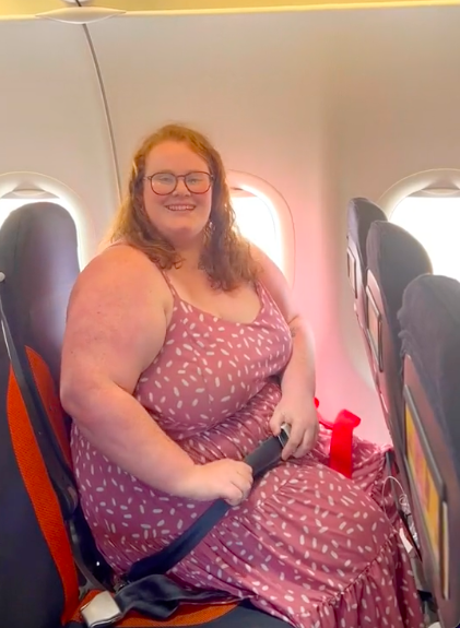 Influenciadora plus size revela truque para conseguir 2 lugares juntos nos voos pelo preço de um