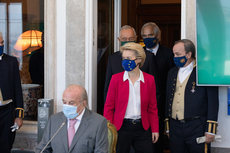 Presidente da Comissão Europeia em isolamento após ter estado em Portugal
