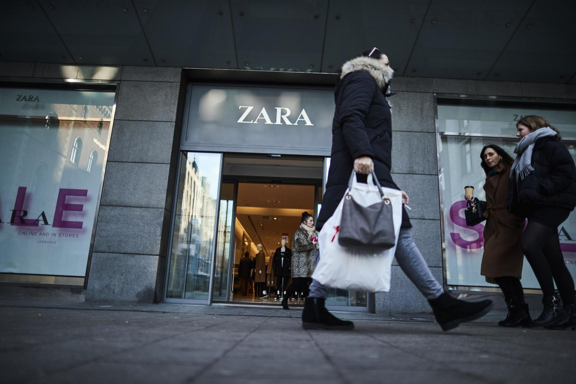 Entrevista a ex-funcionária da Zara. “Uma senhora tentou devolver um fato de banho sujo nas partes íntimas”