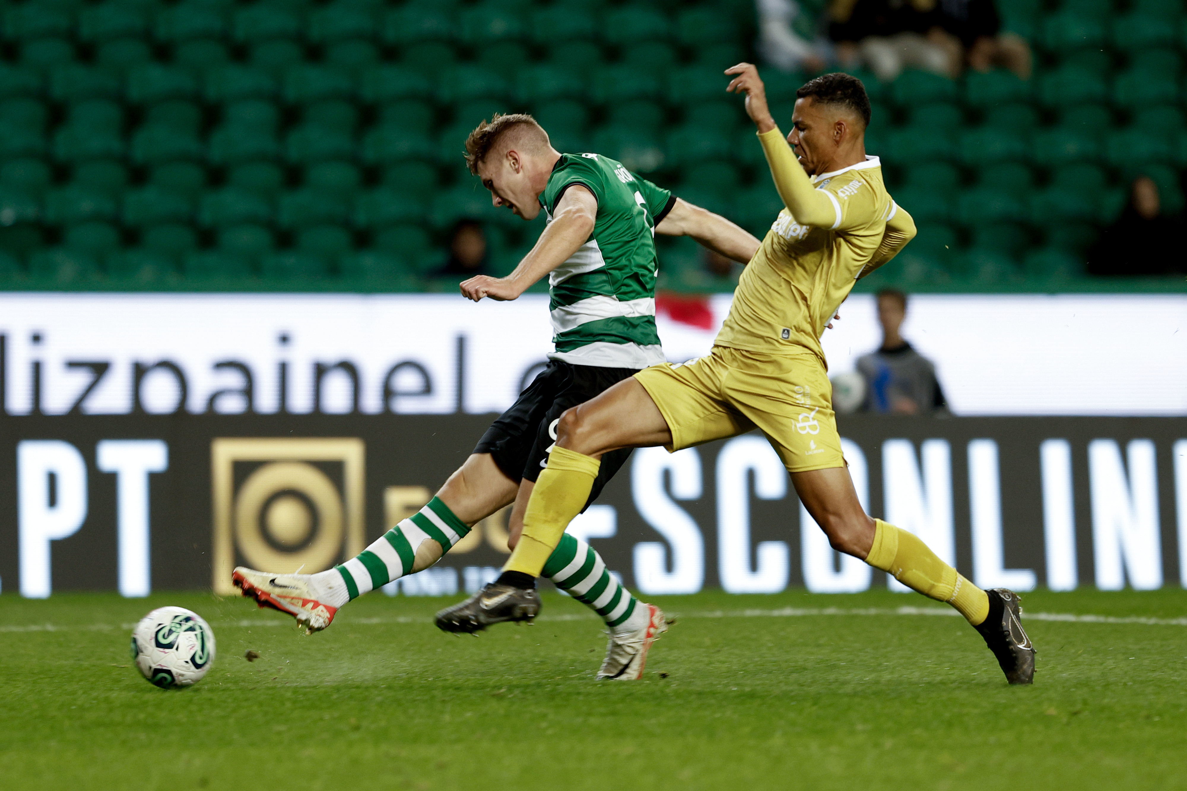 Hat-trick de Gyokeres derrete gelo. Sporting vence Farense e fica