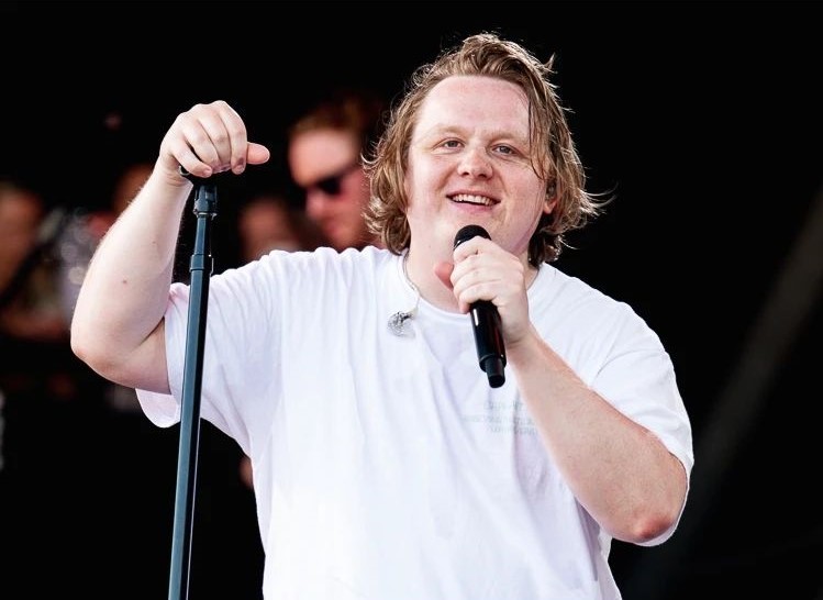 Síndrome de Tourette obriga Lewis Capaldi a cancelar digressão. Conheça esta doença que se exprime por tiques