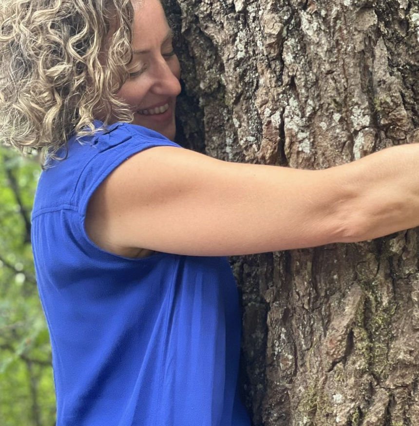 Mulher apaixona-se por árvore e diz ser ecossexual. “É uma forma diferente de explorar o ato erótico”