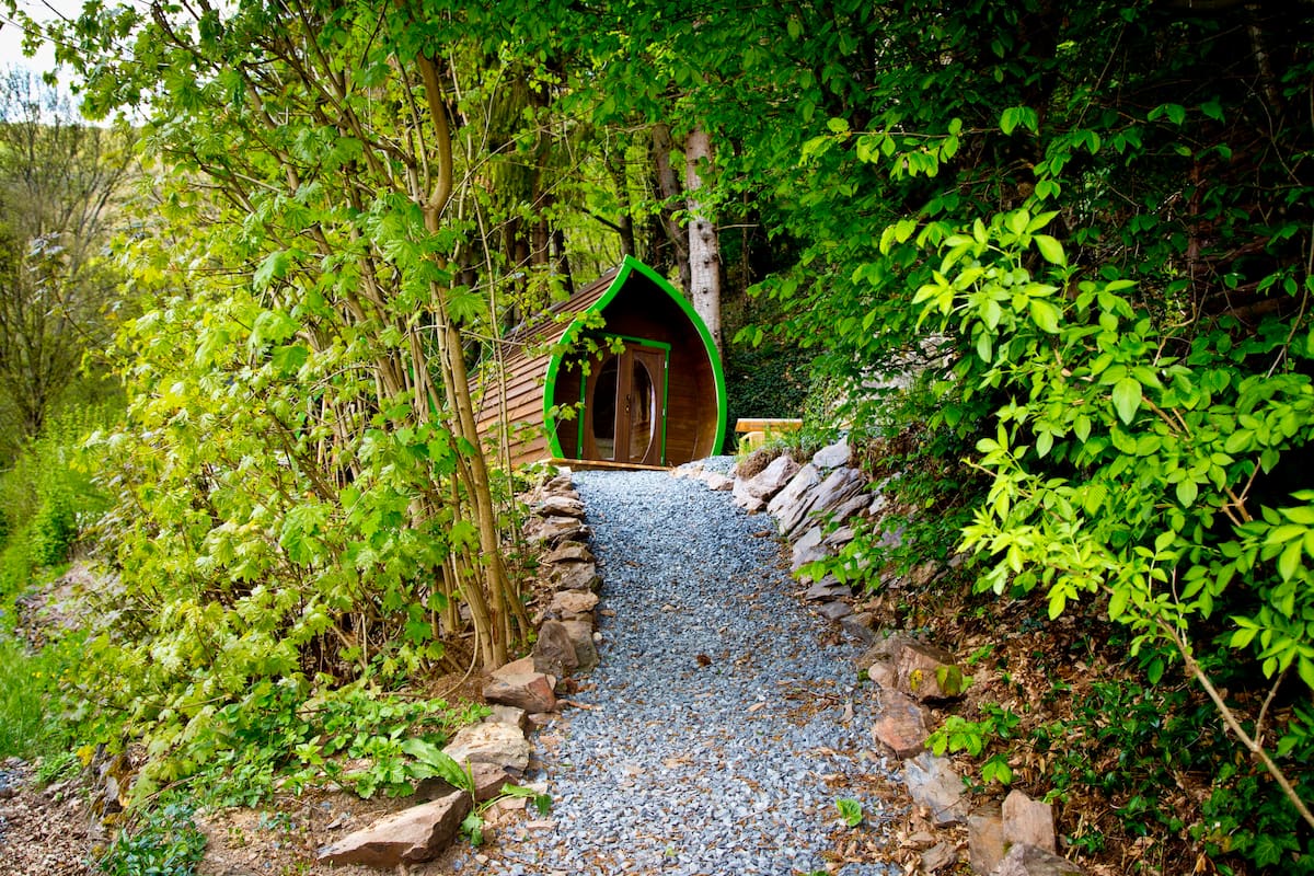 Já que é outono, durma numa folha no meio da floresta (por menos de 50€ por noite)