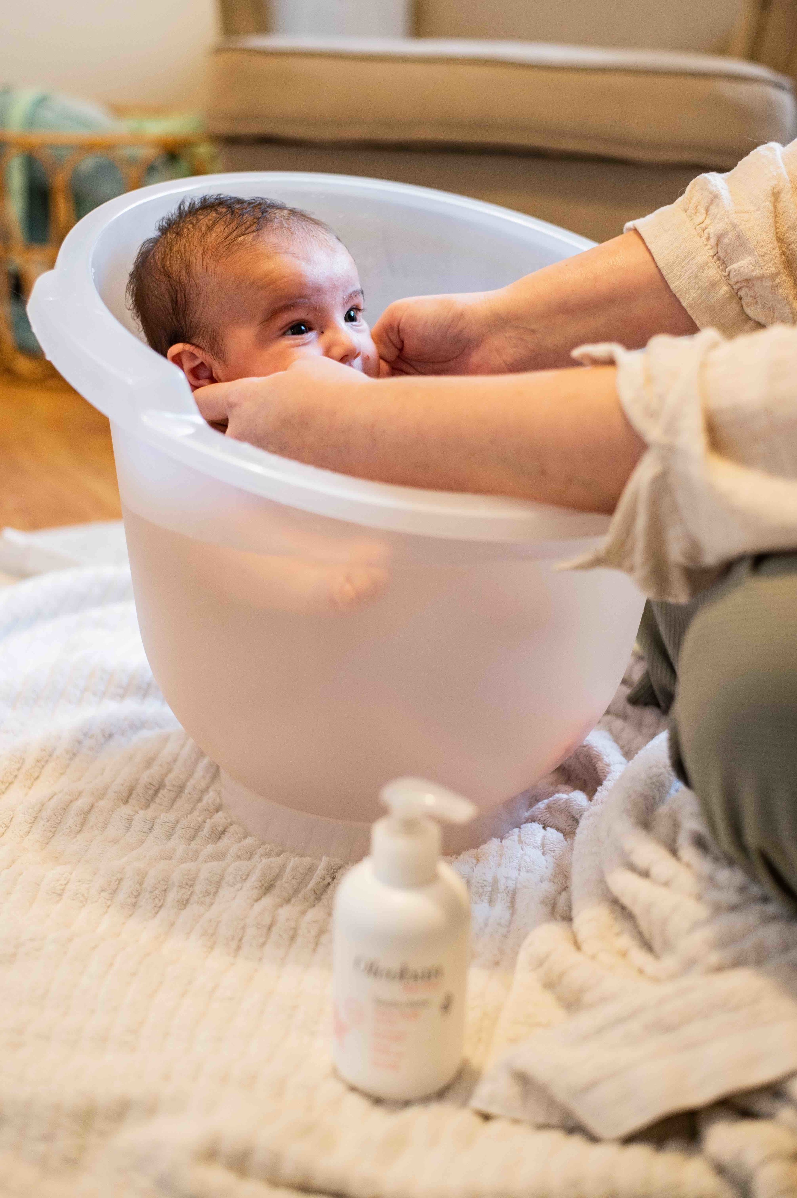 Relaxa e alivia as cólicas do bebé. Afinal, o que é o banho Shantala? Falámos com uma especialista
