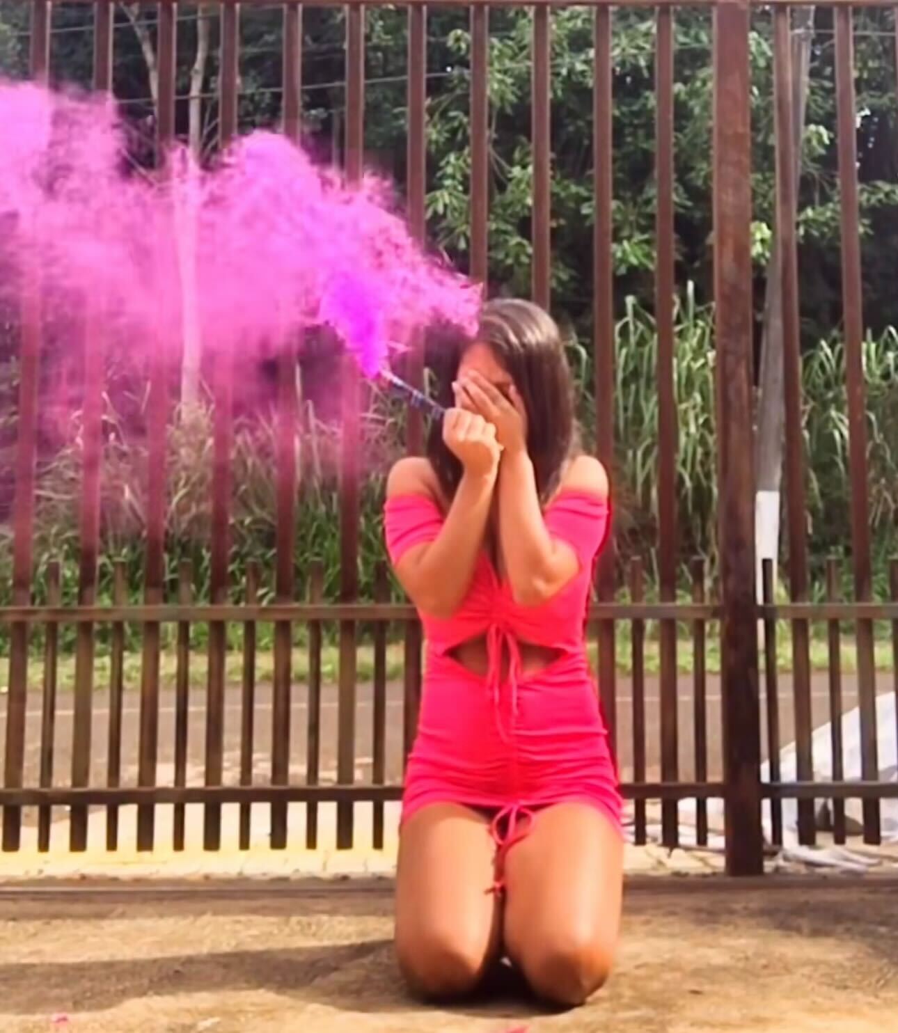 Jovem grávida fica viral no Tiktok depois de aparecer sozinha em chá revelação. “Recebi muito apoio”