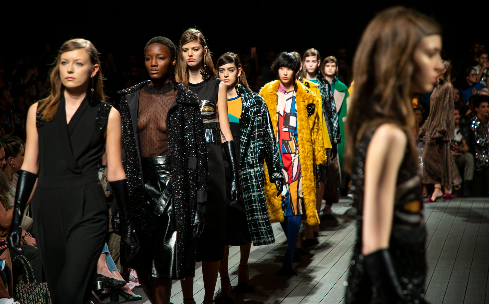 Crítica. Carlos Gil aposta na cor e na pintura abstrata