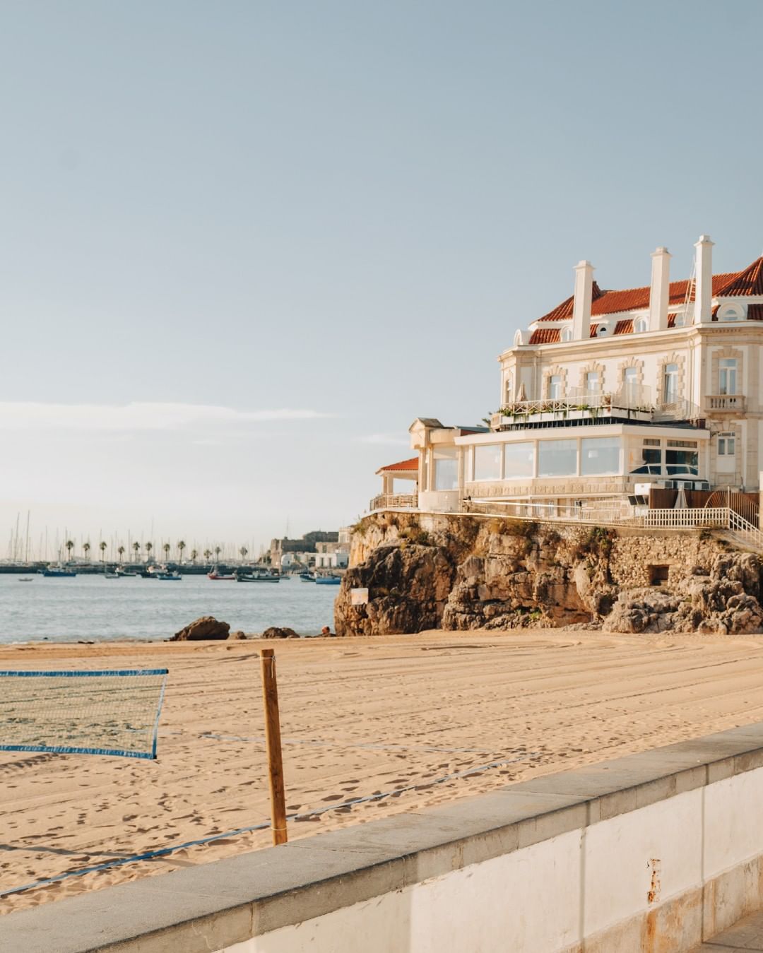 Famílias, há um beach club em Cascais onde até entram crianças — o difícil é tirá-las de lá