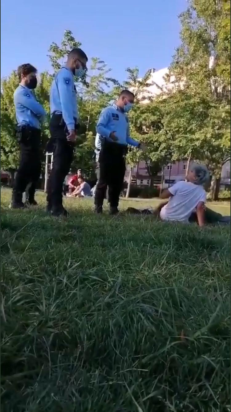 Casal de mulheres foi abordado por agentes após denúncia de “atos de teor sexual”. PSP esclarece intervenção