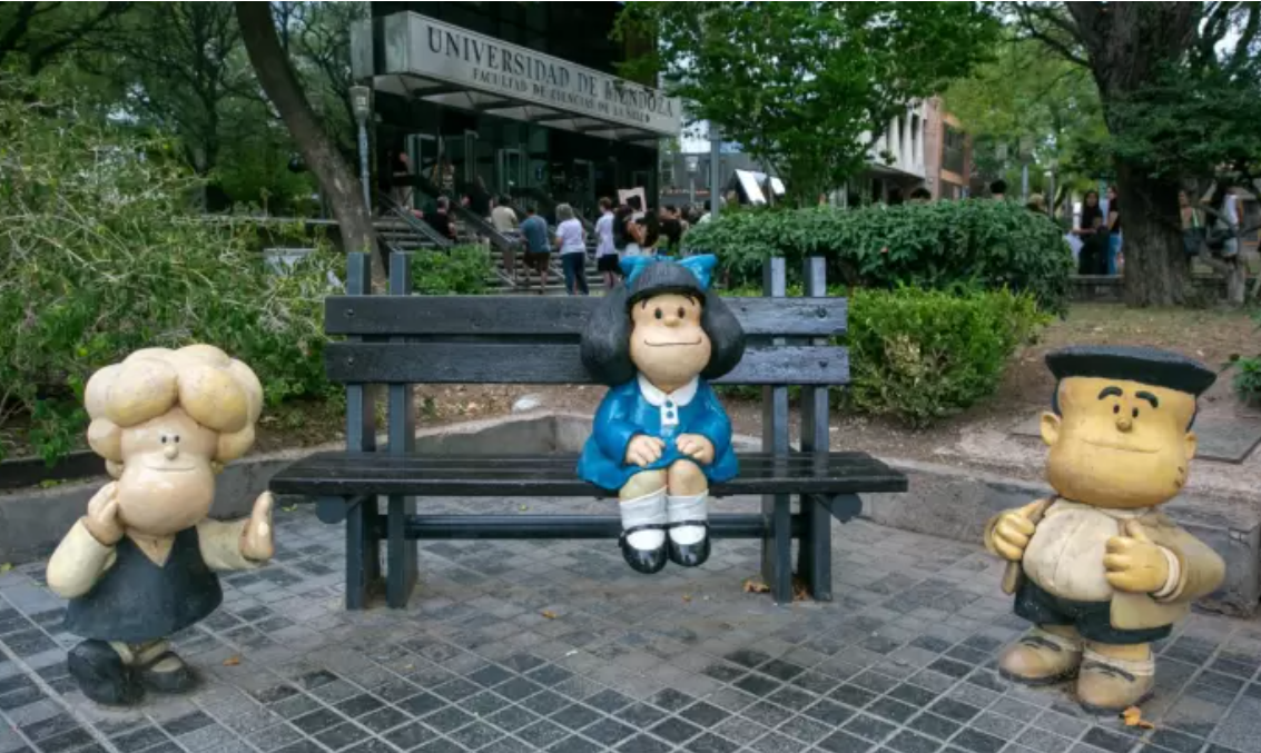 Inaugurada escultura icónica da Mafalda. Vai haver romaria para as fotos no Instagram