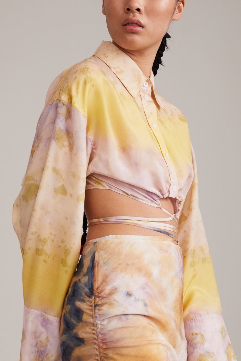 Esta camisa incrível faz parte da nova coleção da H&M que aposta na cor e na sustentabilidade