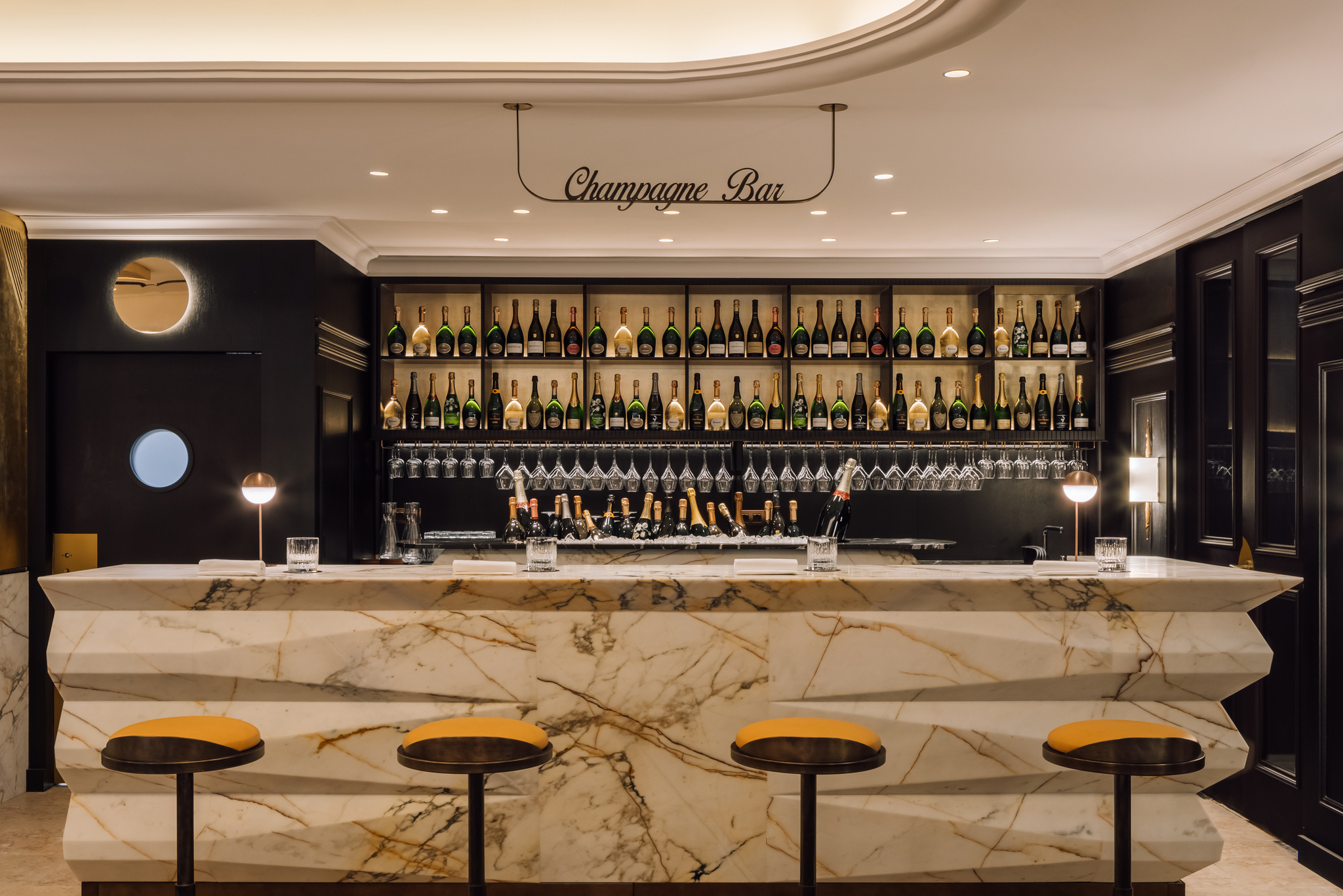 Black Moon. Lisboa tem um novo gastrobar só com 32 lugares que serve comida de manhã à noite