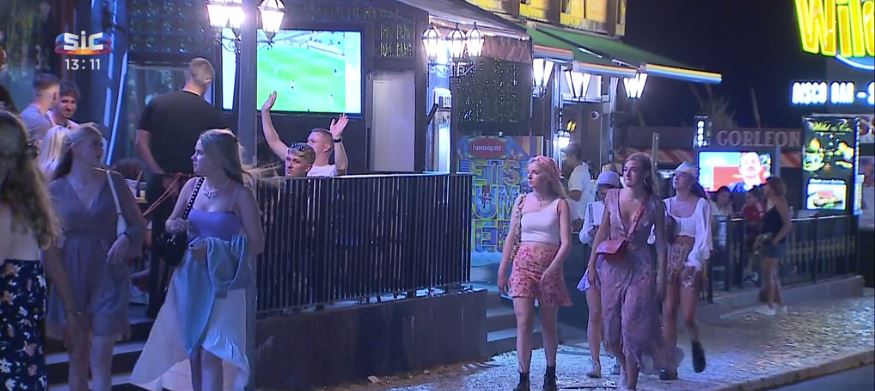 Jovens holandeses em Albufeira não seguem regras de segurança. E queixam-se das autoridades portuguesas