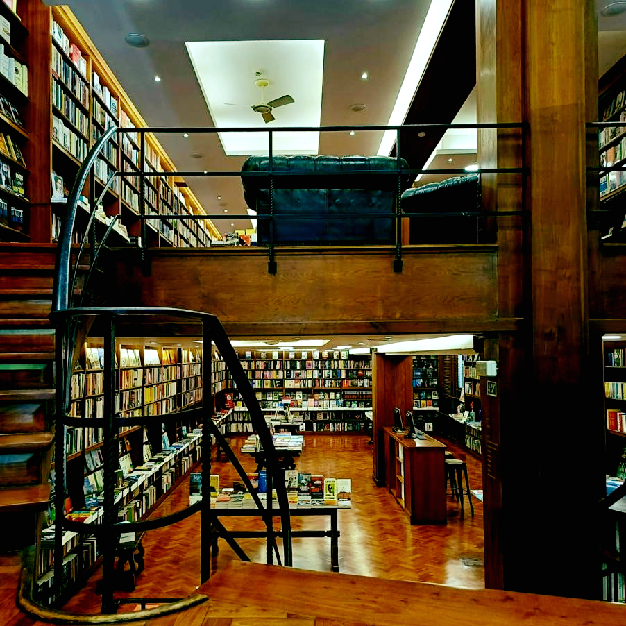 Livraria Buchholz já reabriu. O espaço que celebra 80 anos reúne livros, música, arte e eventos