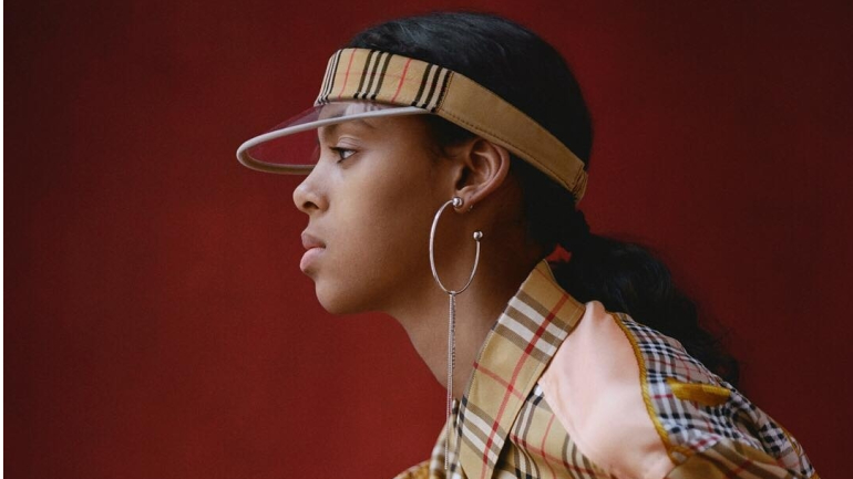Burberry apresenta o novo logótipo e monograma