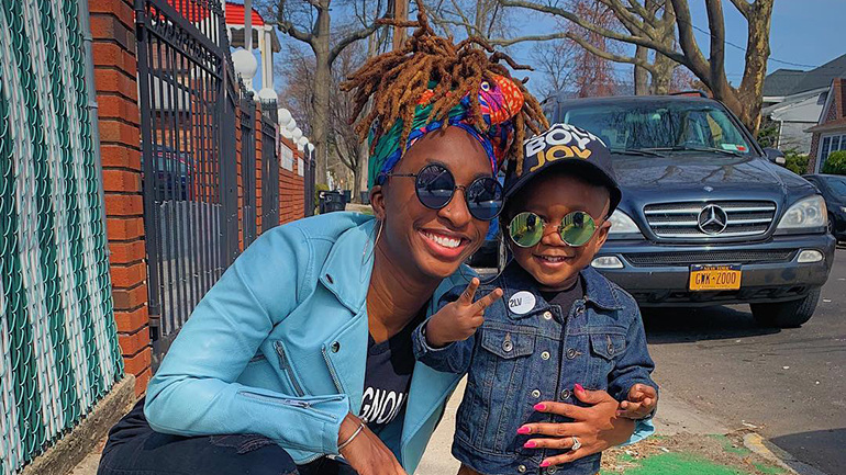 Criança de 3 anos repete frase motivational a caminho da escola