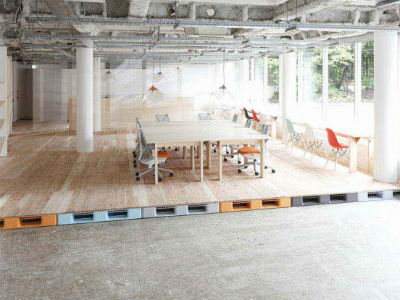 Porque é que Filipe posou com a família em frente ao cartaz que defende a baixa natalidade