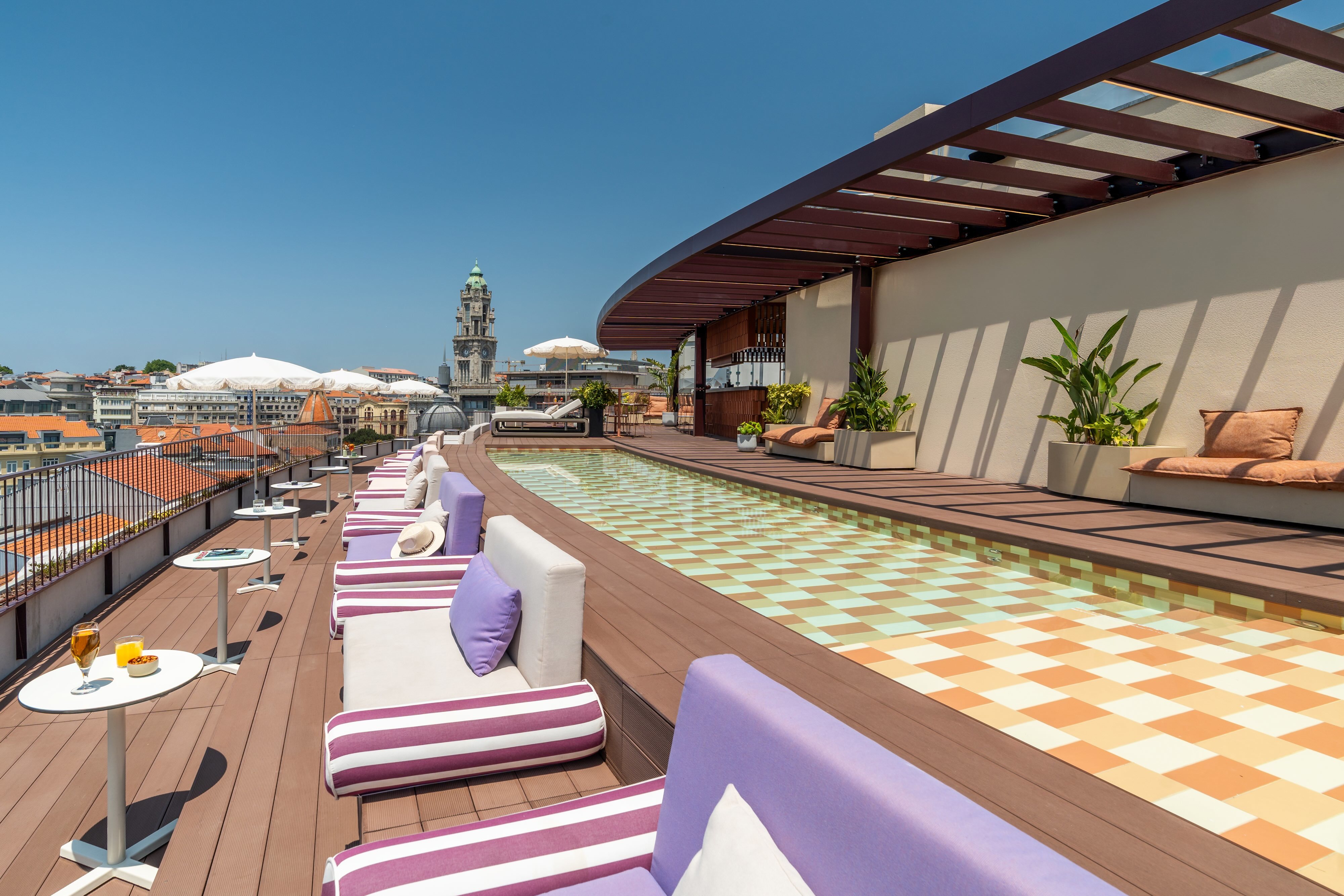 Há um novo rooftop com vista panorâmica para o Porto, piscina e cocktails de assinatura