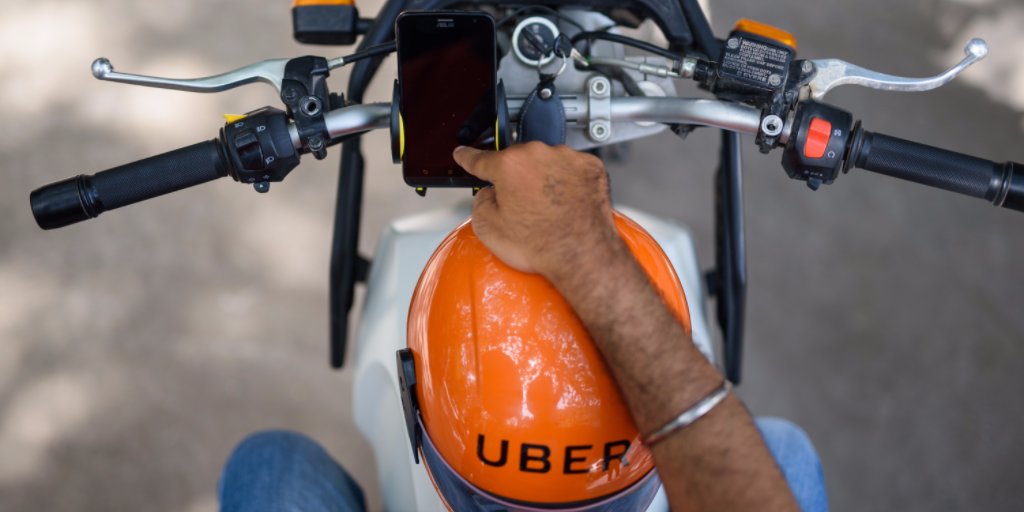 Uber aposta em transporte em motos com condutor. Mas será que compensa?