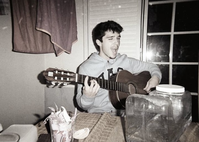 Simão tem 23 anos, leucemia e precisa de um dador. “Mesmo nos dias maus acredito que a música é capaz de dar cor à nossa vida”