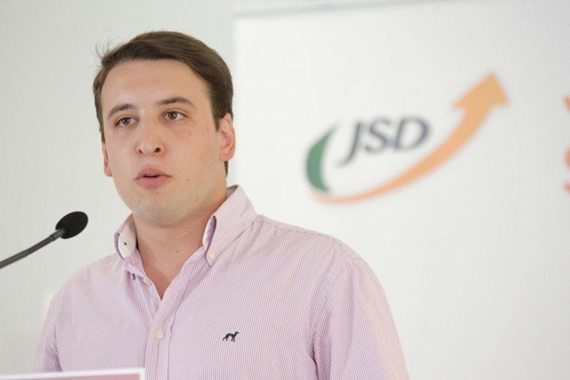 Avô do presidente da JSD retirado da casa onde vivia no meio do lixo e de ratos. João Pedro louro já se justificou