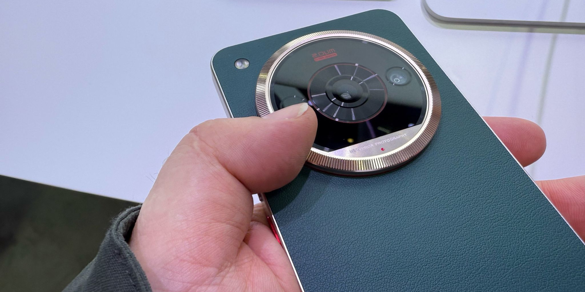 Nubia Focus 2 Ultra tem um módulo com anel rotativo para zoom ótico e otimização por IA